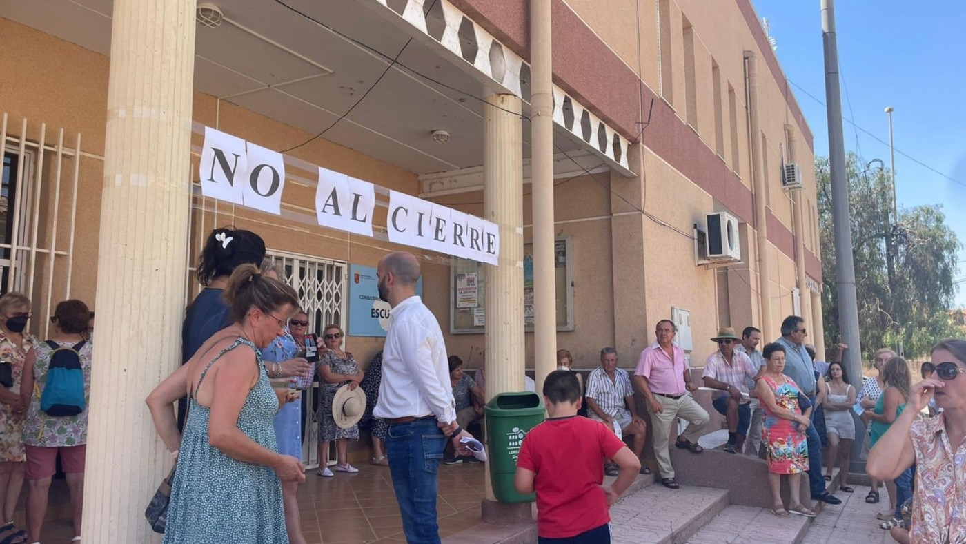 Protesta por el cierre del consultorio médico de la pedanía de La Escucha en Lorca