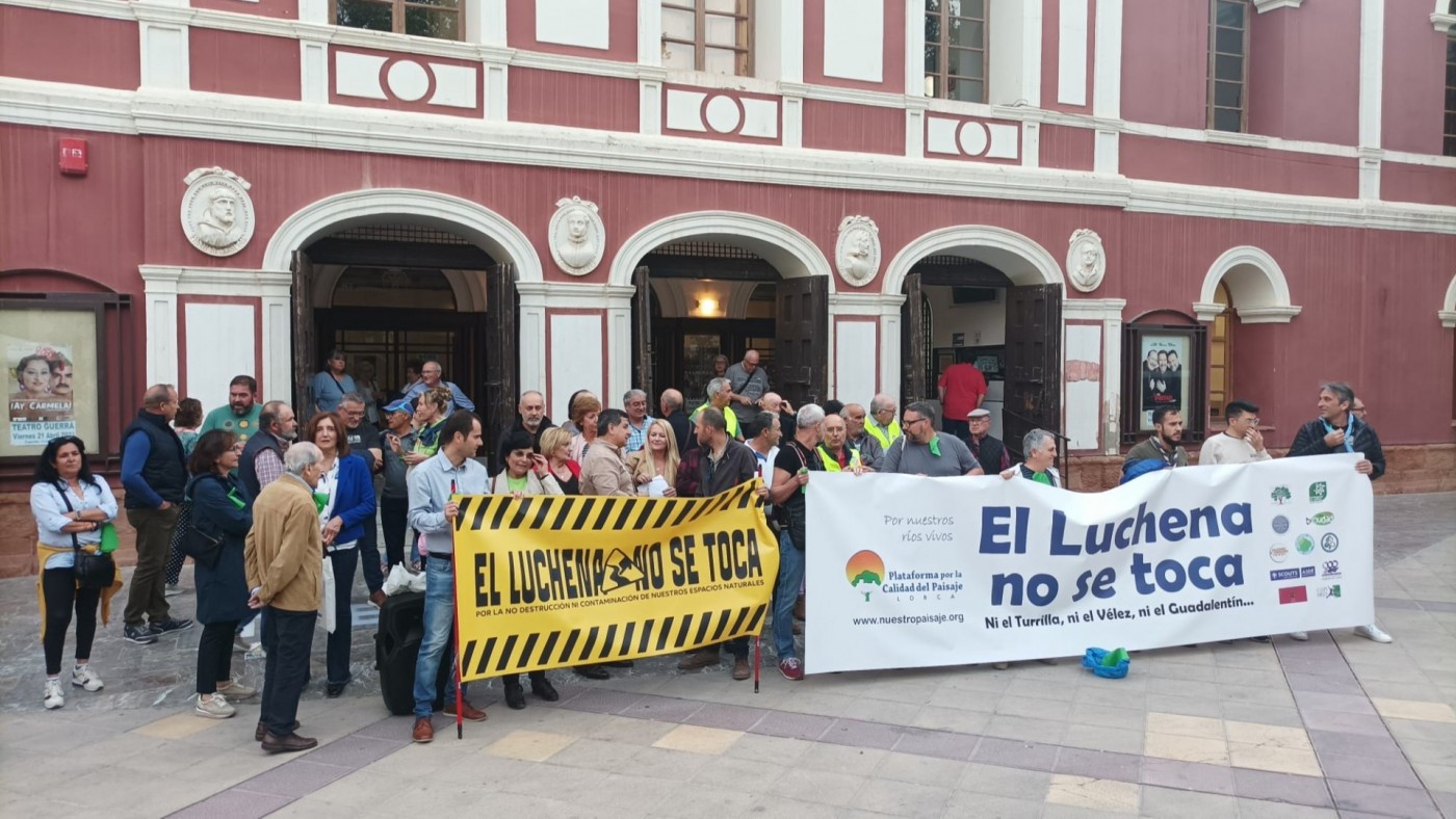 Cerca de 400 personas se concentran en Lorca por las obras en el río Luchena