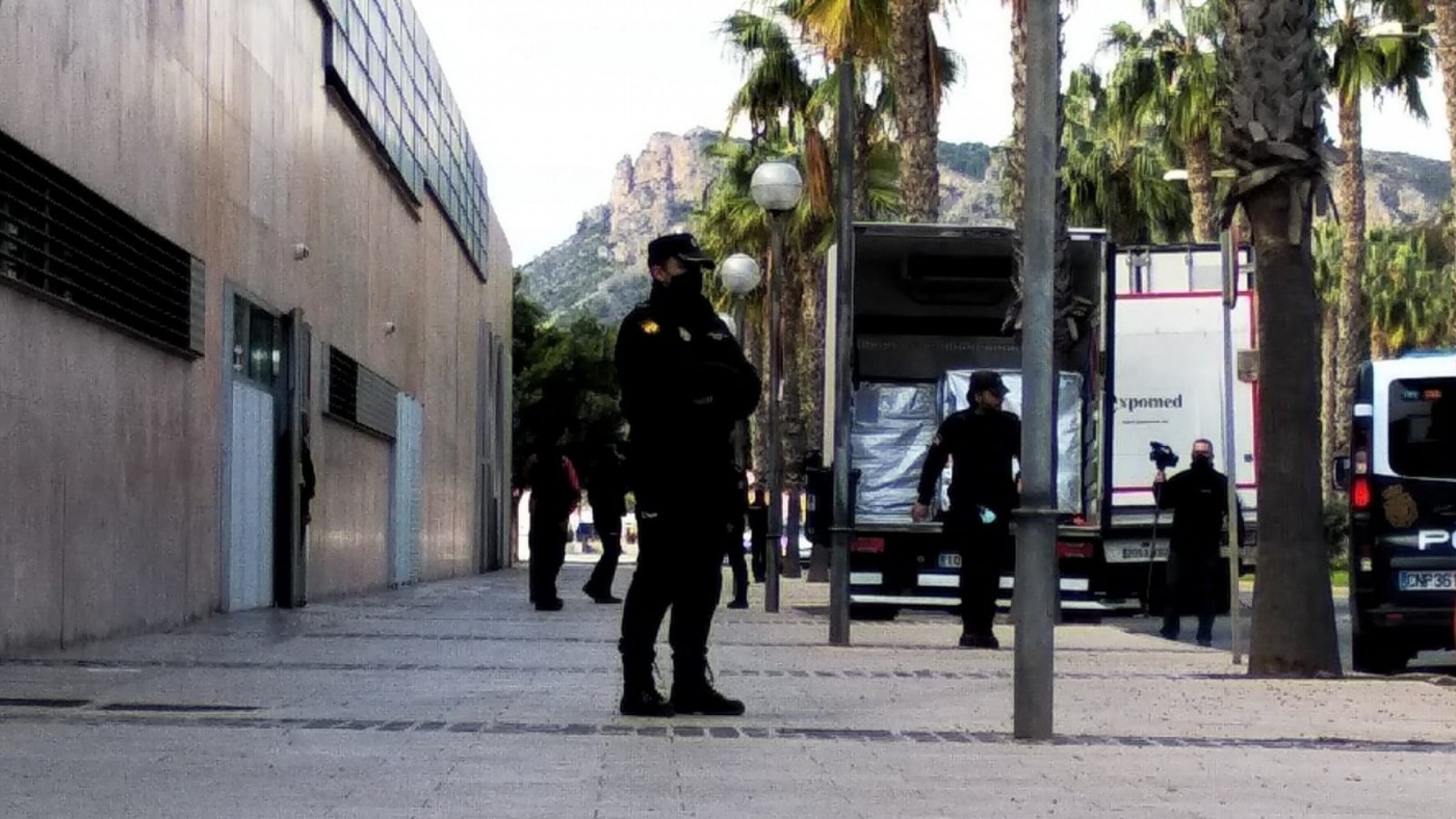 Dispositivo de vigilancia policial durante la descarga del tesoro