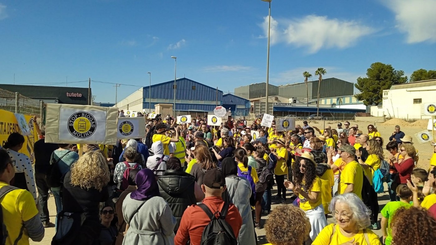 Dos mil personas marchan en Molina contra la planta de biogás, según los convocantes