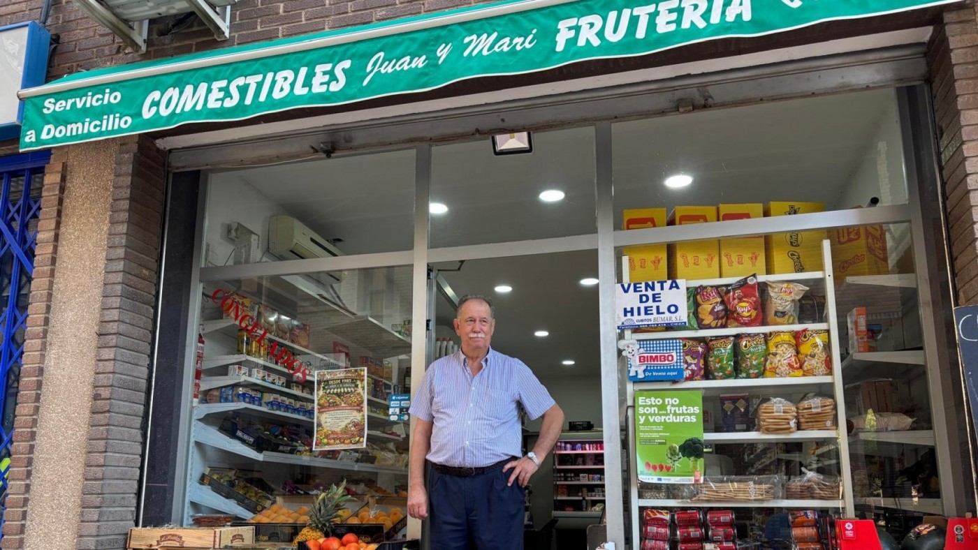 Cierra por jubilación la histórica frutería Juan y Mari de Murcia tras 41 años de servicio