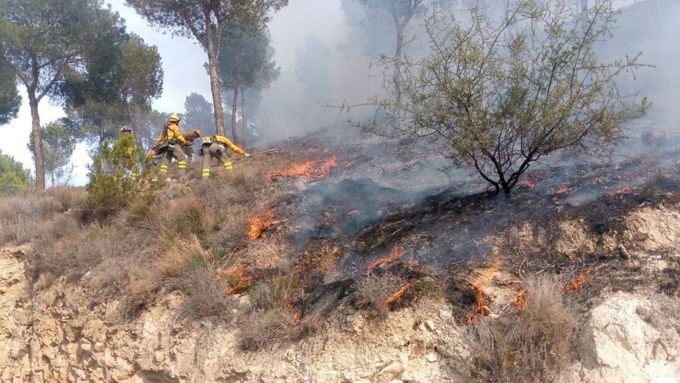 Estabilizado el incendio forestal cerca de la Cresta del Gallo en Murcia 