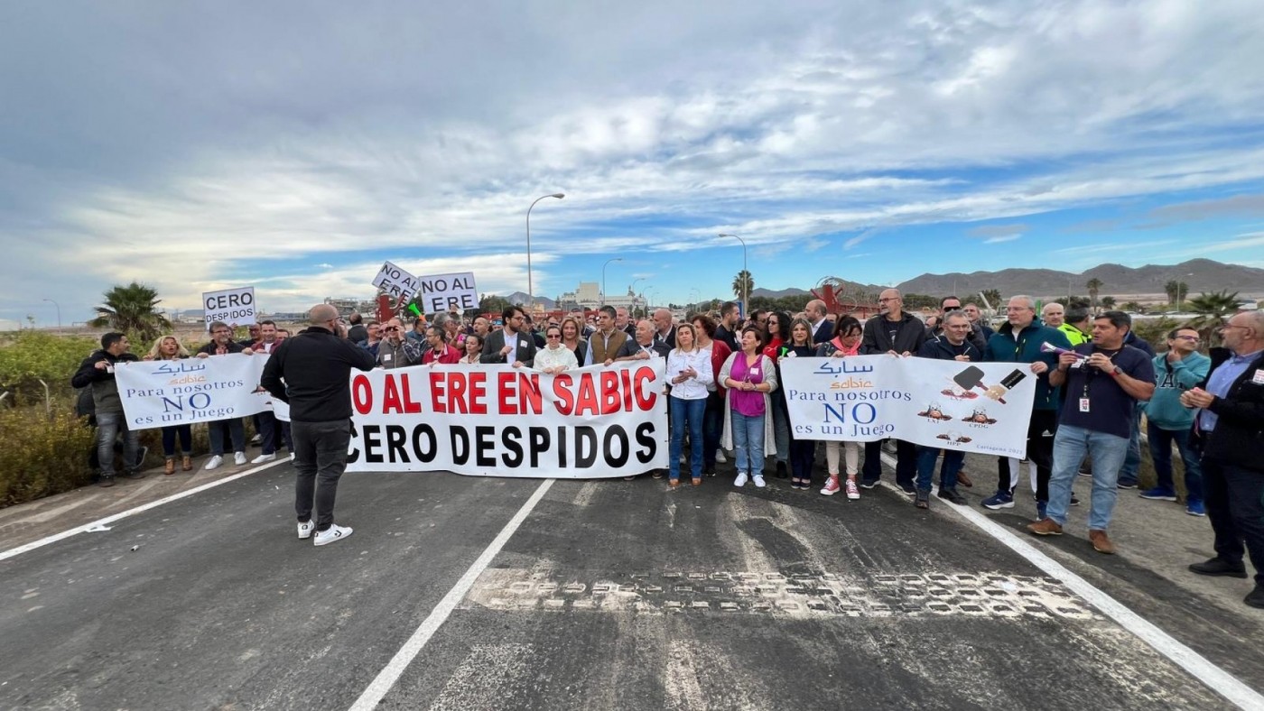 Los trabajadores de Sabic protestan ante el complejo de La Aljorra