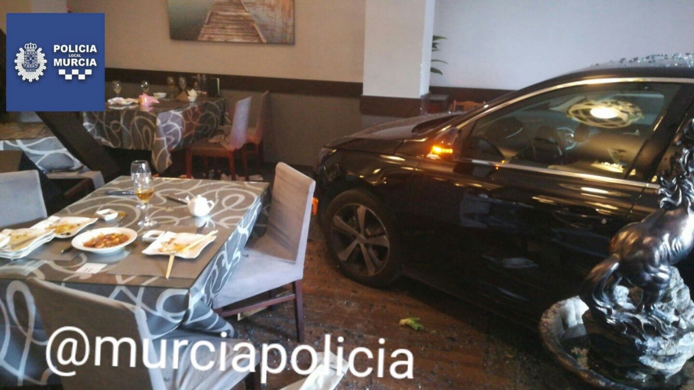 Pierde el control del coche y lo empotra en un restaurante de Murcia
