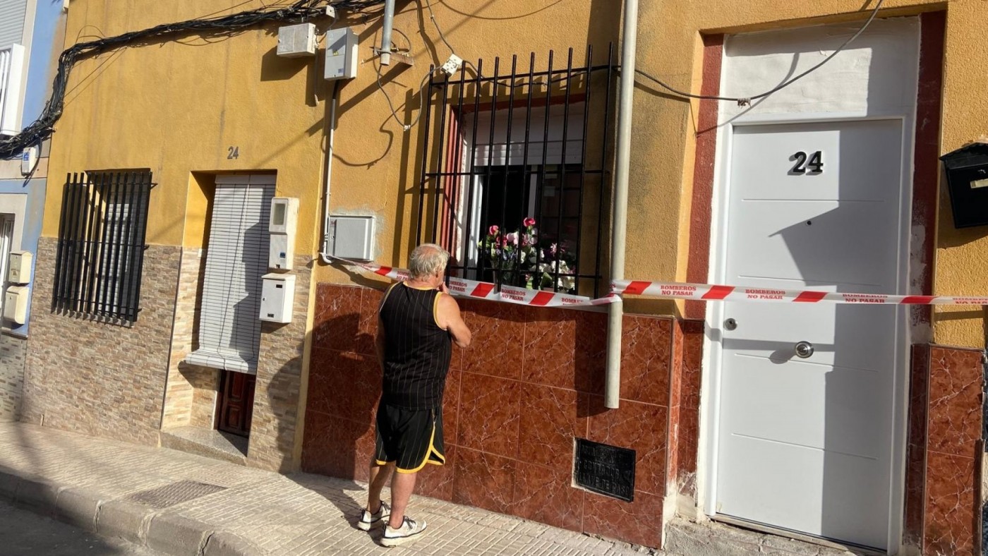 Un padre y su hijo de 16 años resultan heridos al ceder el forjado de su casa en San Antón en Cartagena