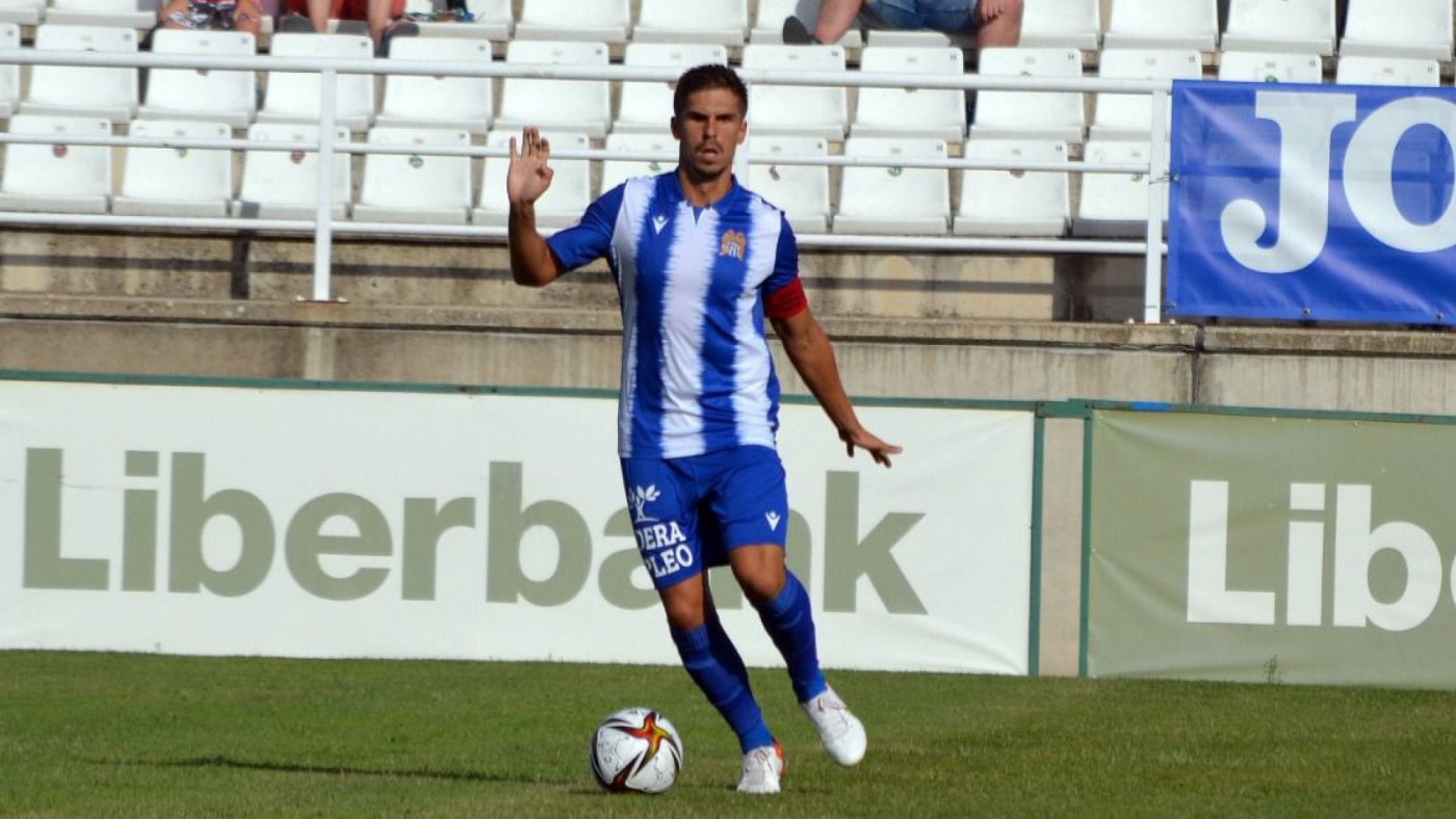 Ramón Arcas, en una jugada esta temporada con el Águilas