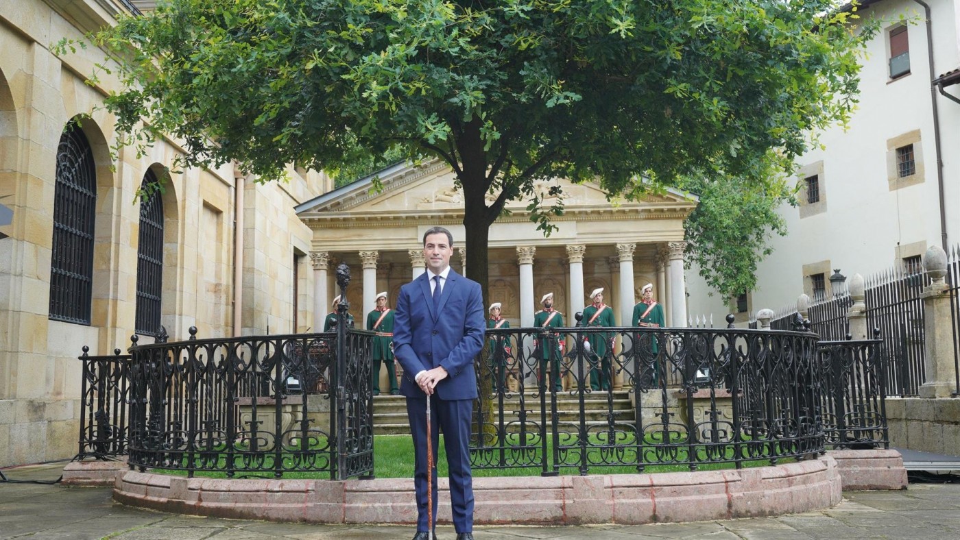 Pradales asume su cargo como sexto Lehendakari de la democracia tras jurar ante el Árbol de Gernika