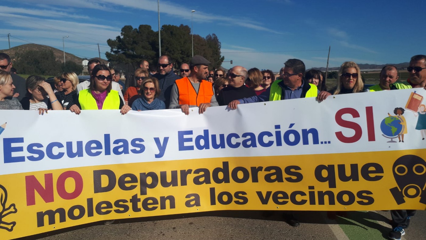 Unos 300 vecinos se manifiestan en contra de una depuradora en Lorca
