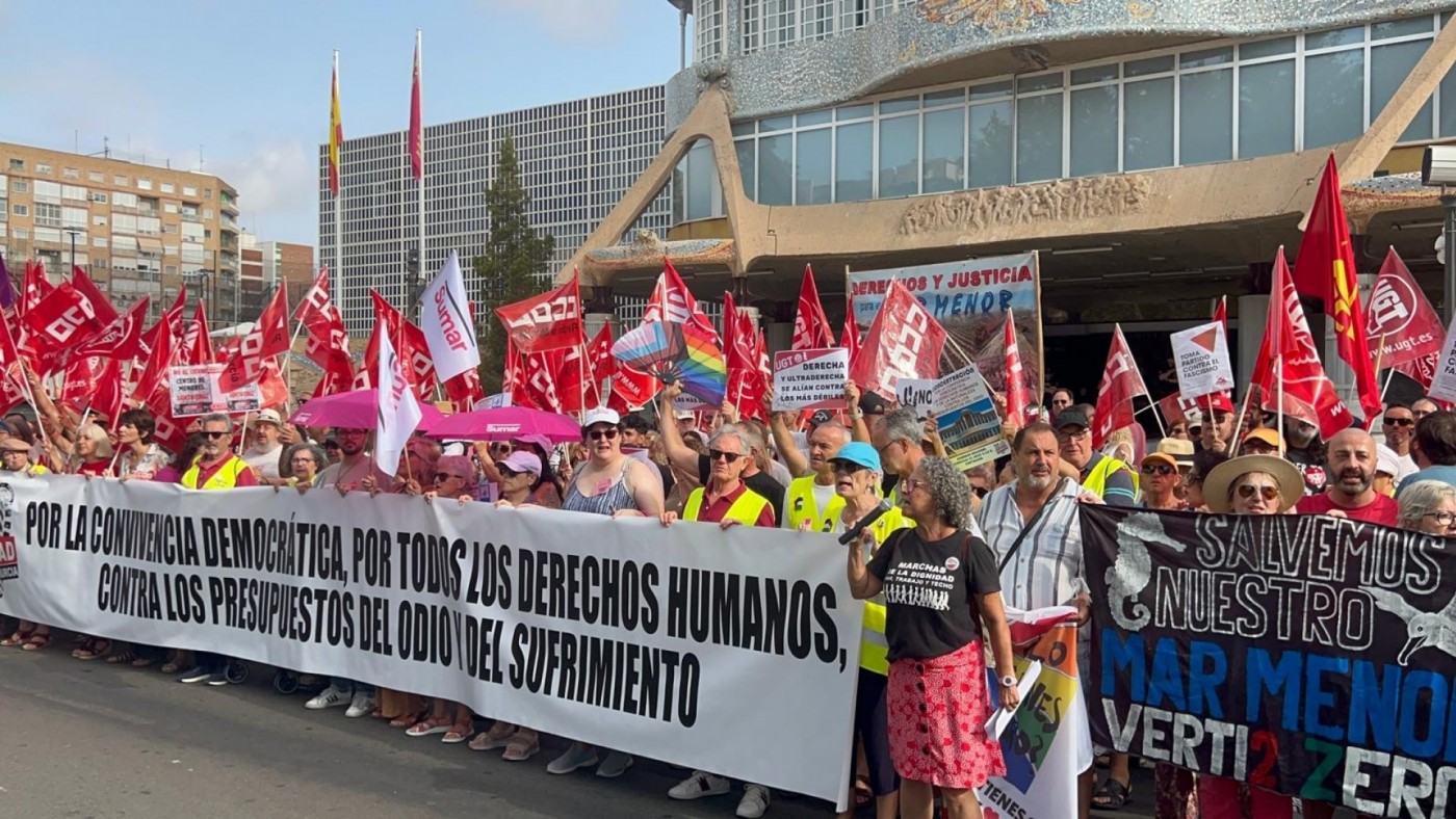 Protesta de 48 colectivos sociales contra los presupuestos de la Región 