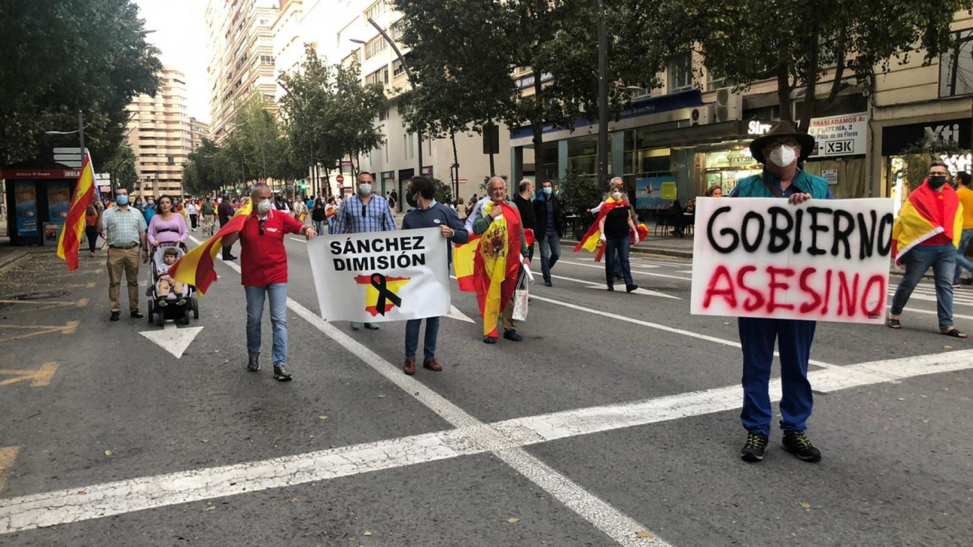 Medio centenar de personas protesta por la Gran Vía de Murcia al grito de 'gobierno dimisión'