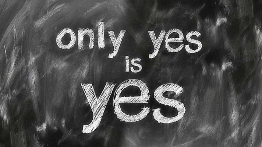Pizarra con "only yes is yes"