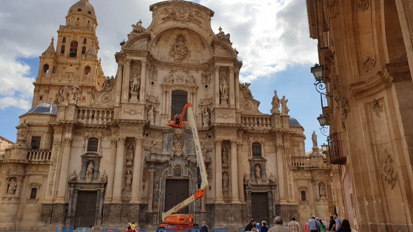 Técnicos, con una grúa, realizando trabajos de inspección y registro de la fachada de la Catedral. ORM