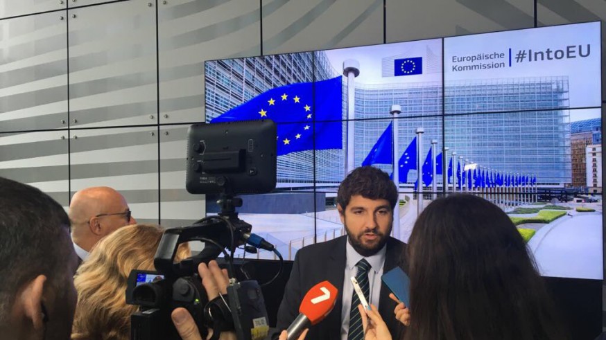 López Miras atiende a los medios en el Comité de las Regiones en Bruselas
