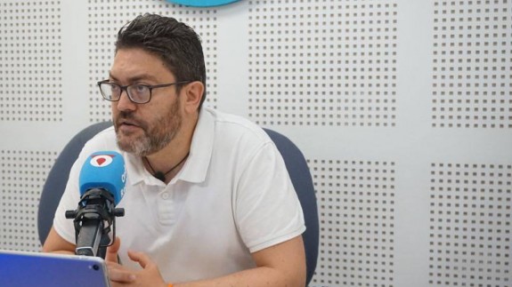 Miguel Sánchez en los estudios de Onda Regional