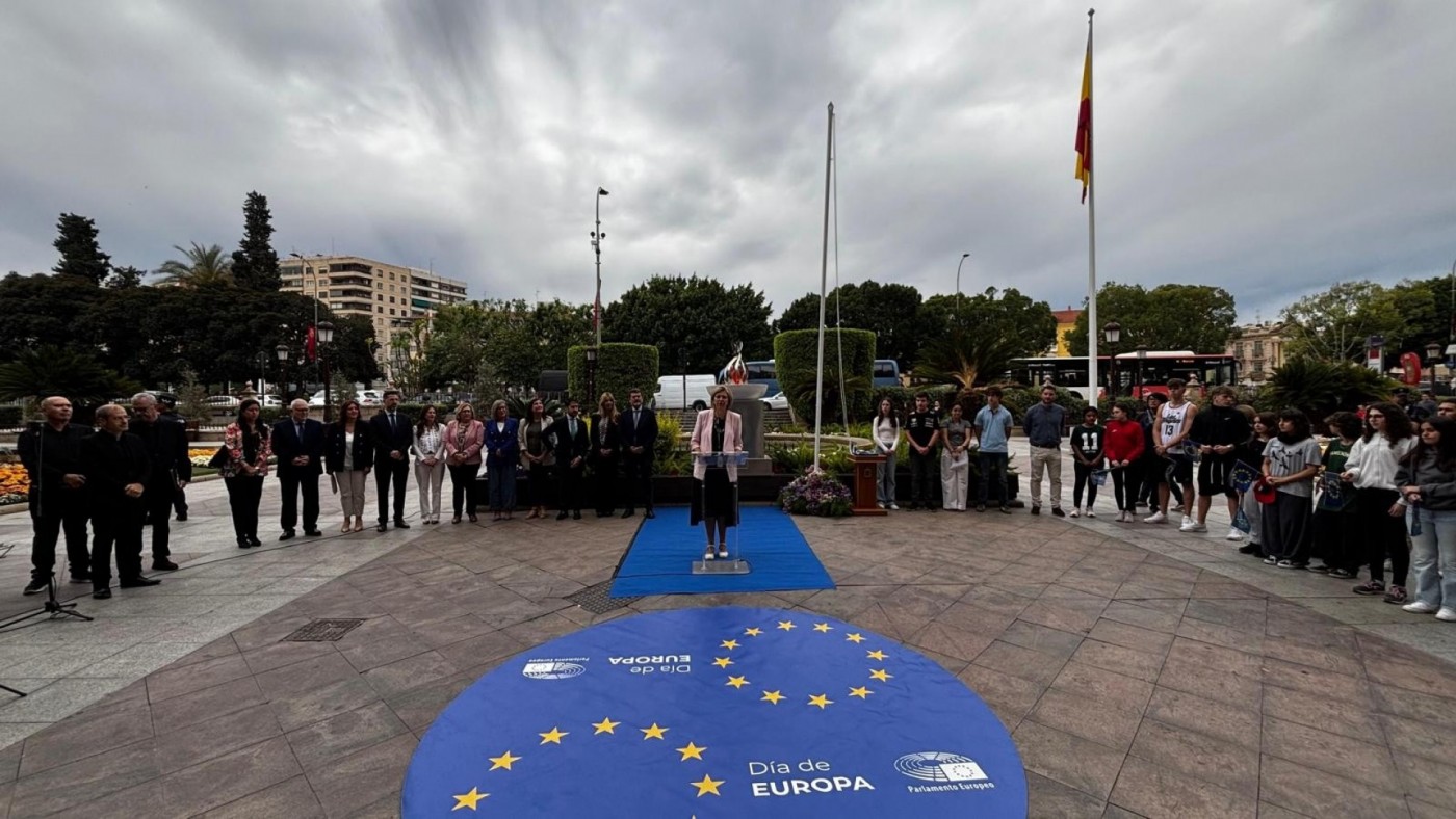 Murcia celebra el Día de Europa con el izado de la bandera europea en la Glorieta de España