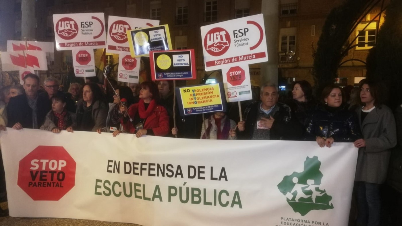 Cientos de personas se concentran en Murcia contra la "ilegalidad" del 'pin parental'