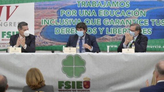 López Miras en el Congreso Autonómico de la Federación de Sindicatos Independientes de la Enseñanza de la Región de Murcia. Foto: CARM.