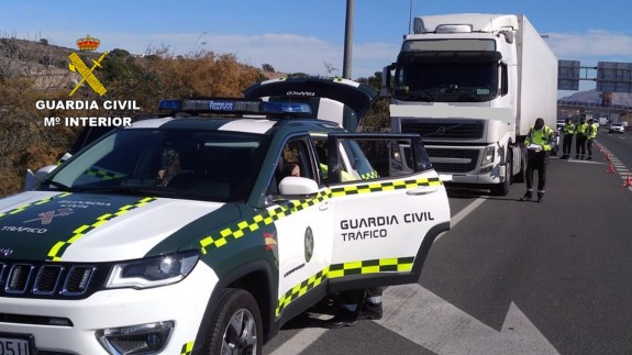 La Guardia Civil investiga a un camionero que conducía sextuplicando la tasa de alcoholemia por la A-7