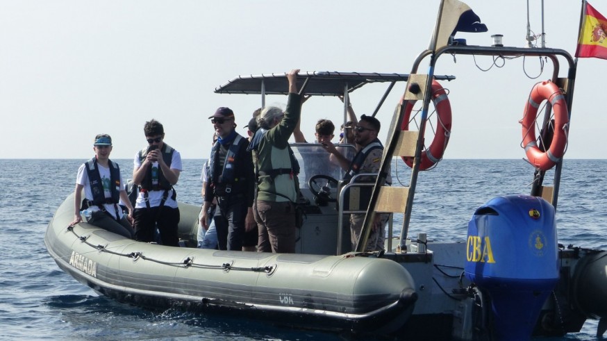 Jóvenes investigadores graban el fondo marino a 100 metros de profundidad con dispositivos de creación propia.
