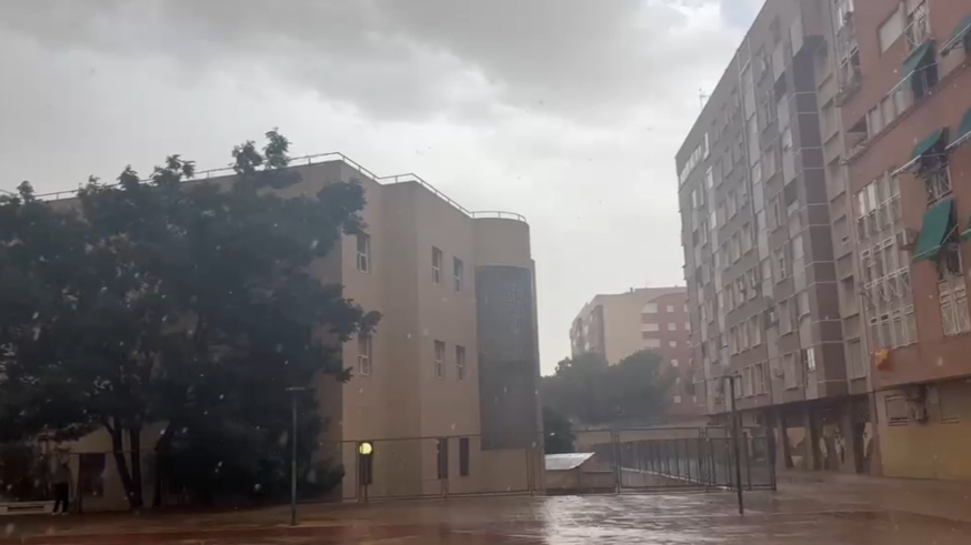 Lluvia y vientos huracanados irrumpen tras el calor extremo en la Región de Murcia 