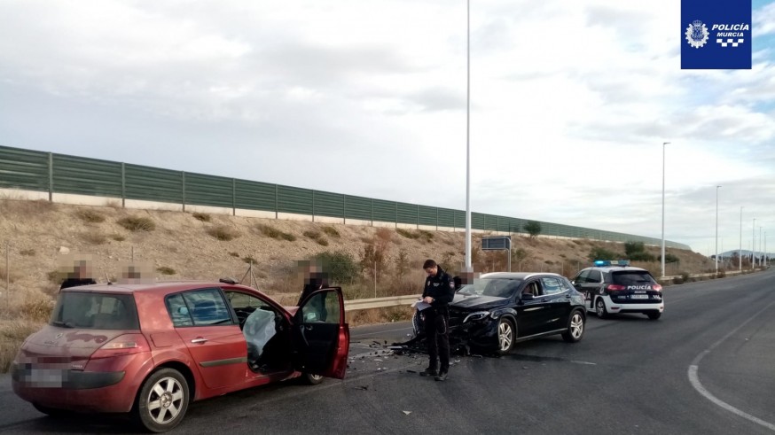 Tres heridos en una colisión frontal de dos turismos en Los Ramos (Murcia)
