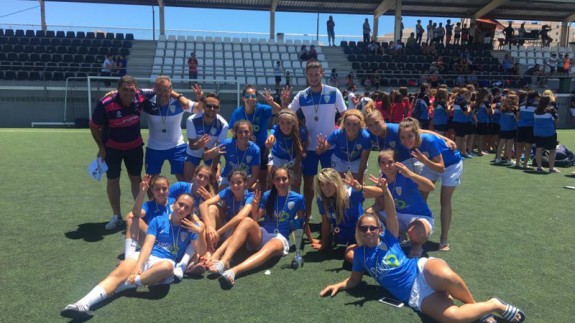 Las jugadoras del Alhama CF con su trofeo (foto: Alhama CF)