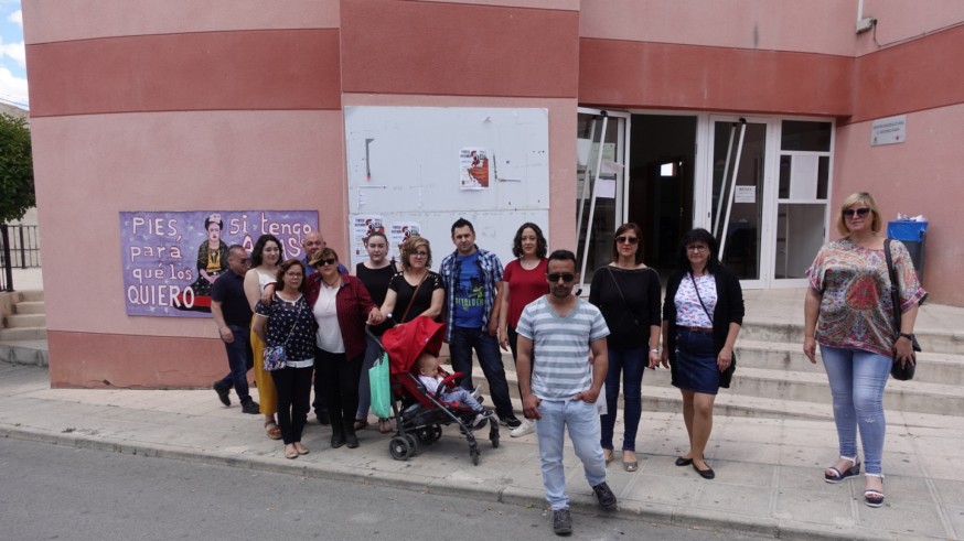 Los vecinos de Benizar a las puertas del colegio electoral