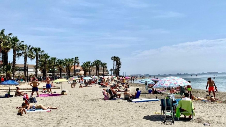 Miles de visitantes inundan el Mar Menor esta Semana Santa