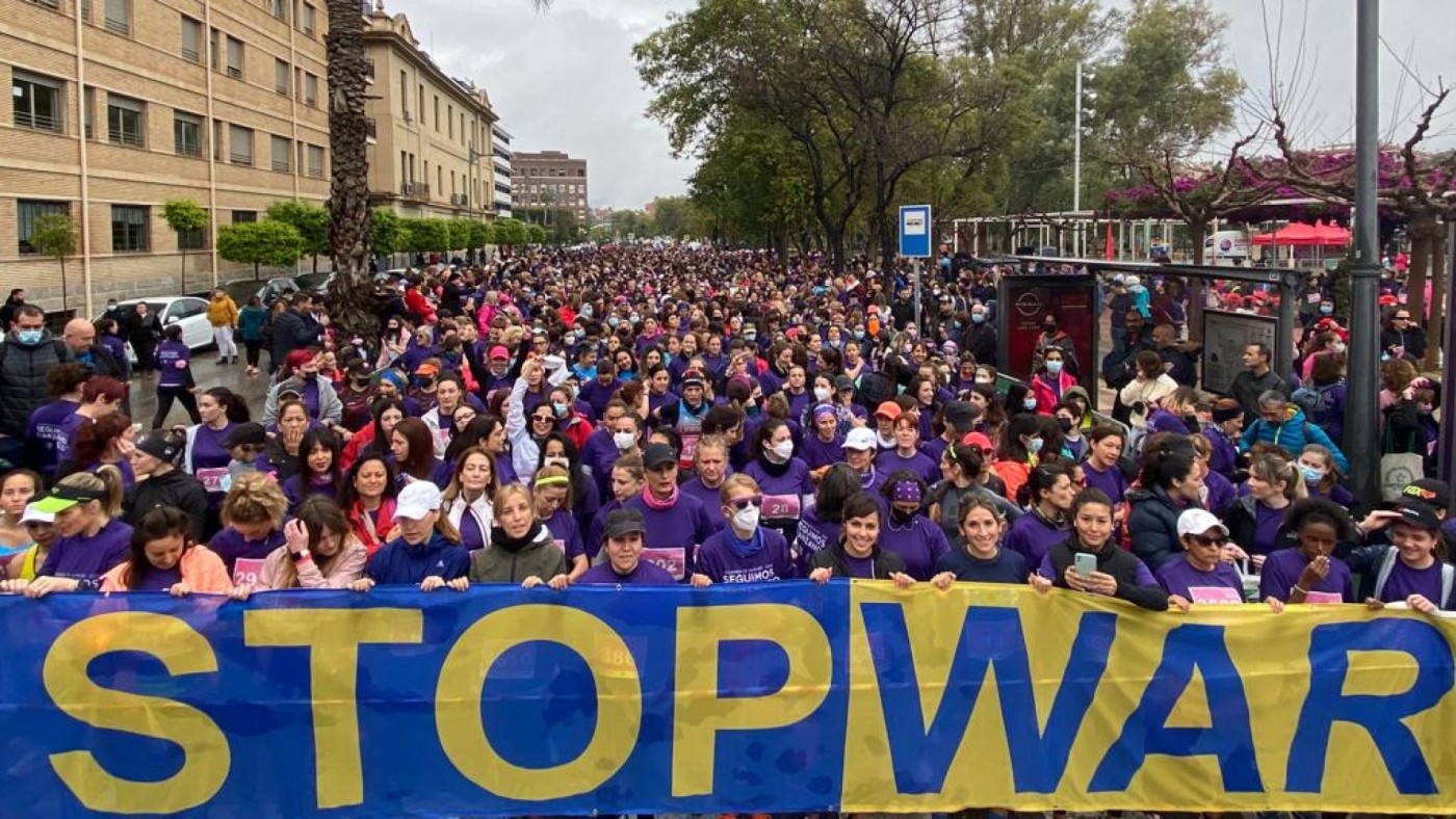 "Stop War" en la salida de la VII Carrera de la Mujer en Murcia