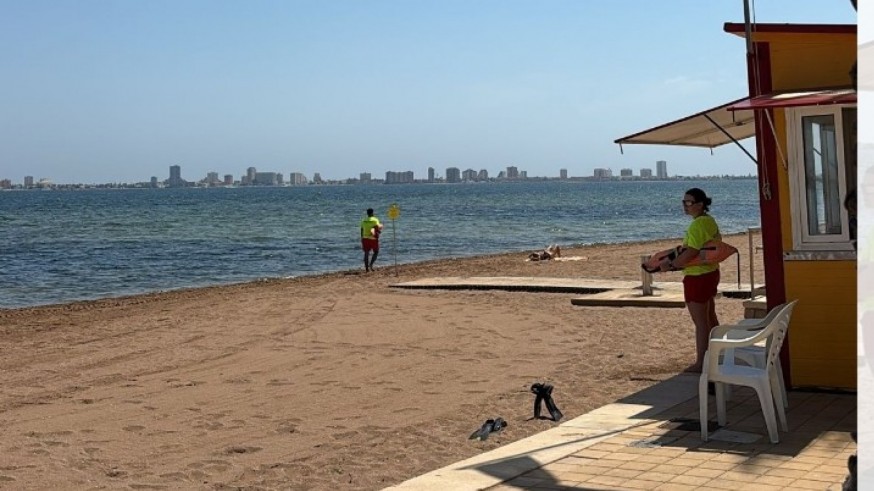 Bandera roja en la playa de Mar de Cristal por un episodio de alteración en la calidad del agua