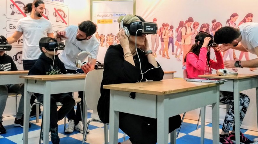 La Consejera de Educación probando las gafas de realidad virtual.