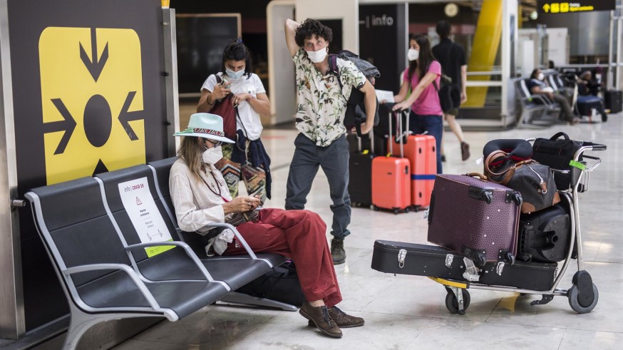 Turistas en el aeropuerto de Barajas