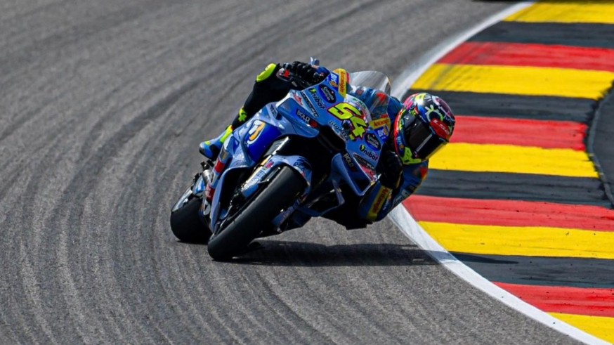 Aldeguer pesca en la locura de Sachsenring y Acosta se va al suelo