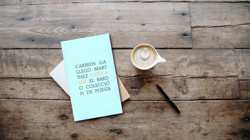 Mesa con libro 'Loto azul'