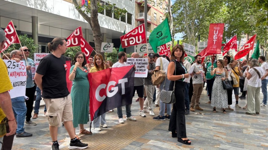 Protesta en Murcia de trabajadores de la Seguridad Social para exigir la jornada de 35 horas