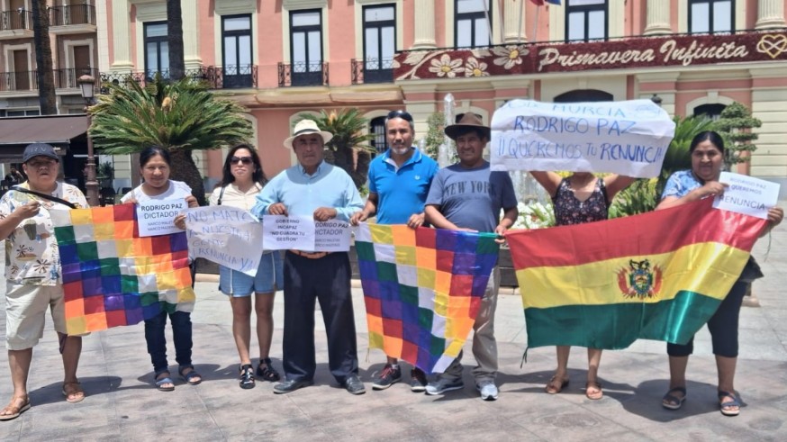 Bolivianos se concentran en Murcia contra la represión de su gobierno