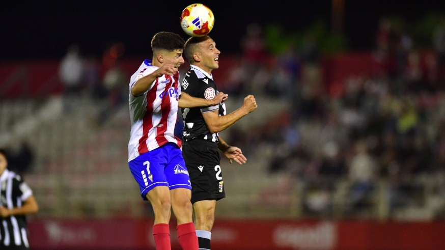 El Cartagena sale vivo de un partido loco (2-2)