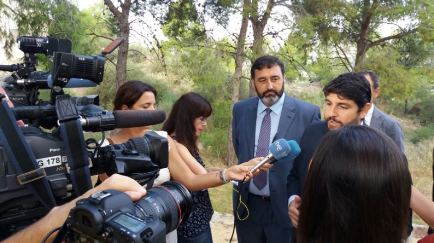 López Miras atendiendo a los medios de comunicación