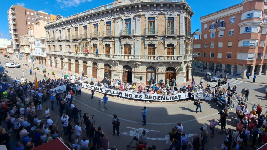 Concentración de más de un centenar de vecinos contra el sellado de estériles en Portmán