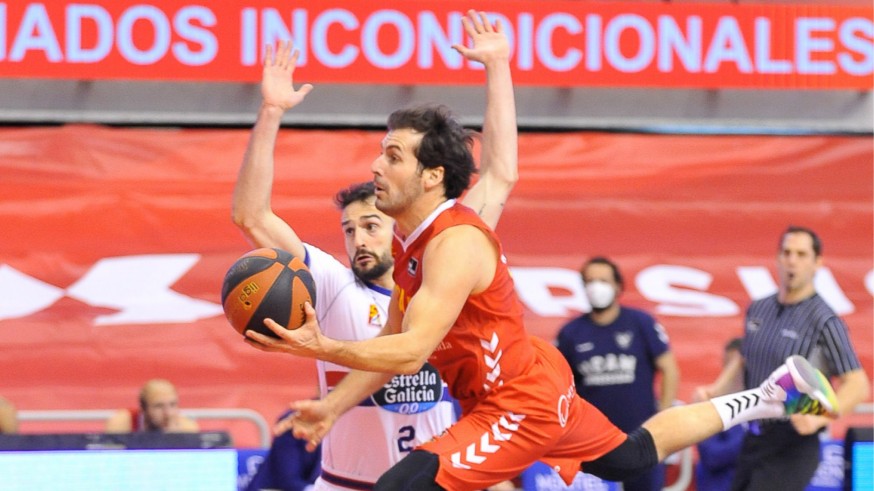 Tomás Bellas penetra a canasta en el partido frente a Obradoiro