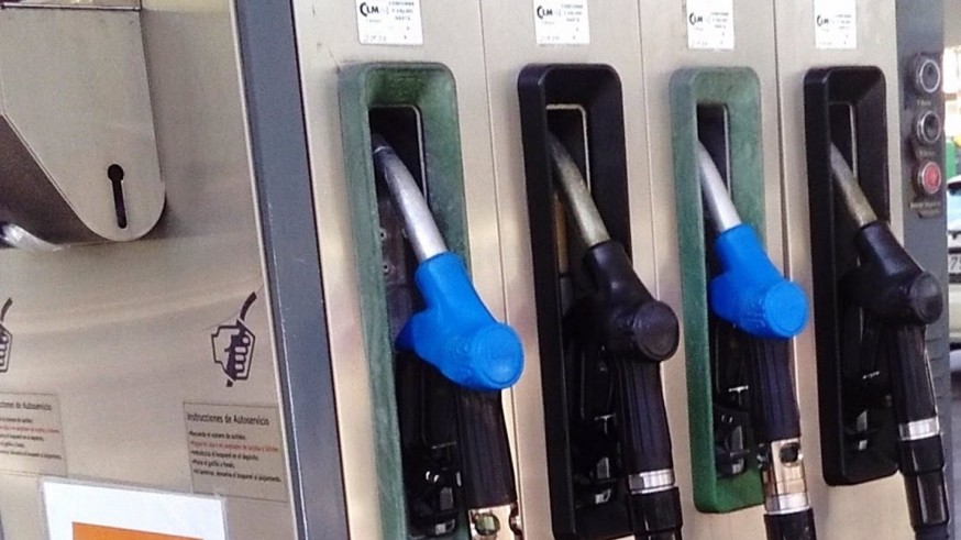 La gasolina encadena su novena caída y se sitúa en niveles de febrero