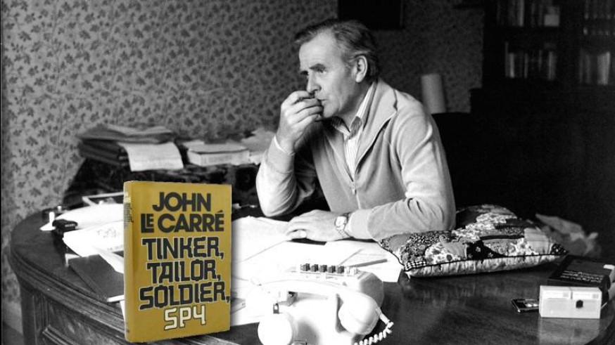 John Le Carré y portada de 'El topo'