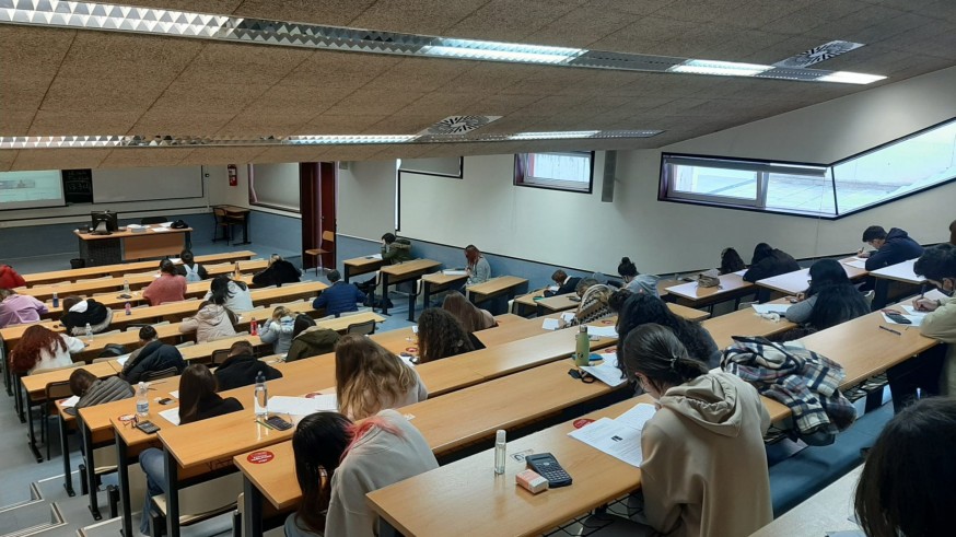 Alumnos realizan un examen en la Facultad de Comunicación de la UMU