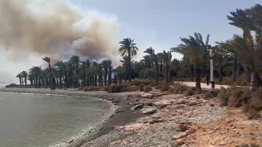 Los bomberos trabajan en tres incendios en la Región de Murcia