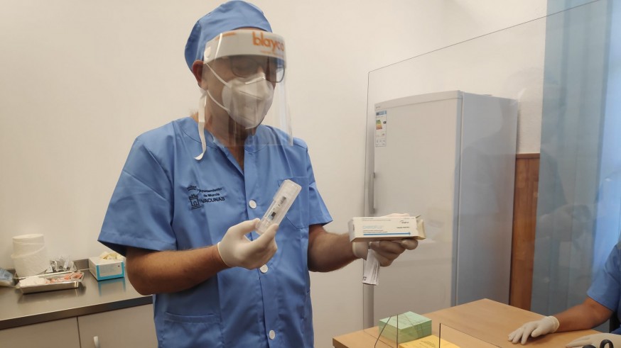 Un enfermero prepara la vacuna de la gripe