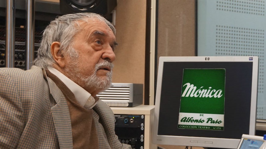 Antonio de Béjar y portada de 'Monica' de Alfonso Paso