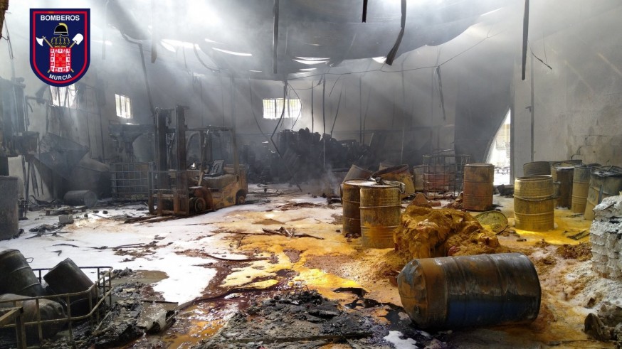 Un trabajador con quemaduras muy graves en el incendio de una fábrica de pinturas en El Bojal (Murcia)