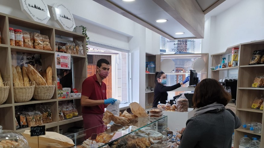 Interior de una panadería en Murcia