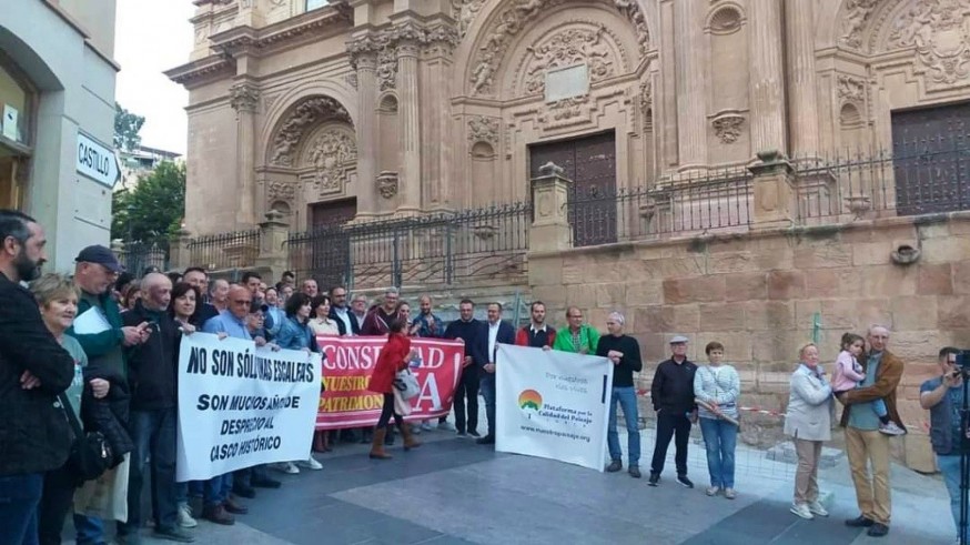 Protesta en Lorca por la destrucción de las escalinatas de la Colegiata de San Patricio