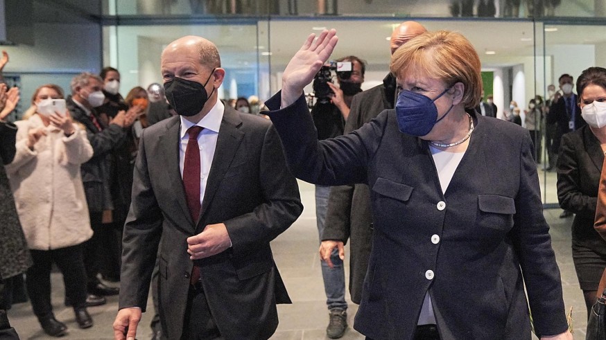 Merkel hace efectivo el traspaso de poder en Alemania deseándole éxito a Scholz